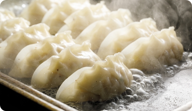 北海道産の小麦粉を使い、具材と皮のバランスを追求しました。焼き上がりの「パリッ」とした食感になるよう“皮の厚み”にこだわっています。
