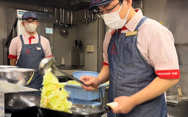 野菜を炒める