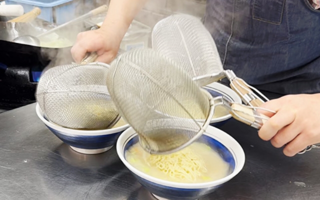 麺を入れる