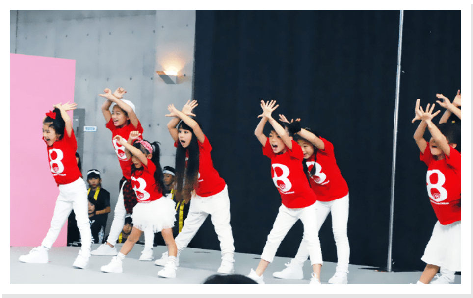 「バン♪バン♪８番」ダンス披露