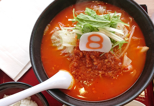 赤い宝石級のらーめんを目と鼻で楽しむ。