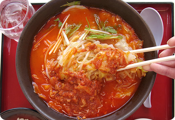 野菜、トマトソース、めん、を混ぜて一体化する。