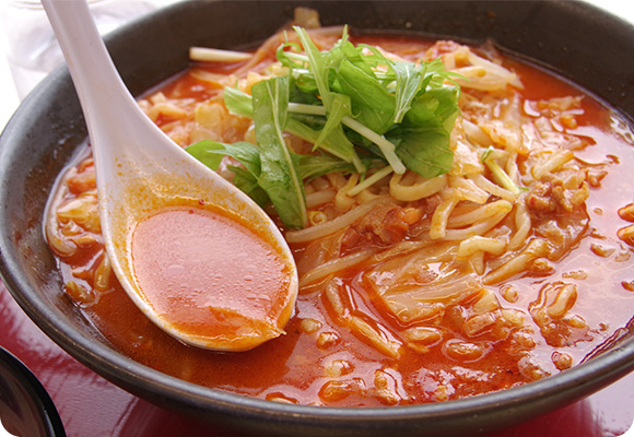 トマトの旨味たっぷりのスープを味わい、麺と野菜を一緒に口の中へ。止まらなくなりますが、1/3くらいでがまん