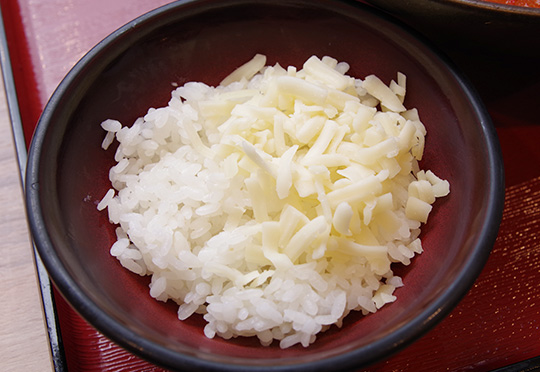 「〆のご飯」にチーズを取り分けてのせる。