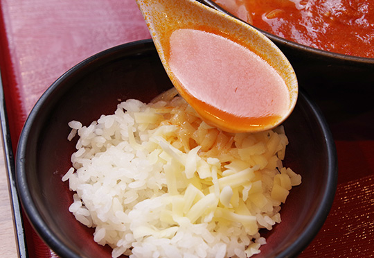 トマトスープが熱いうちに、ライスにかける。